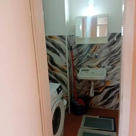 Uros Apartment *